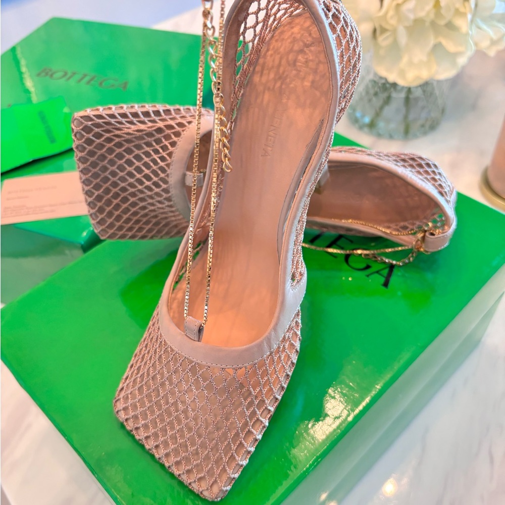 Bottega Veneta tan heels with gold chain..